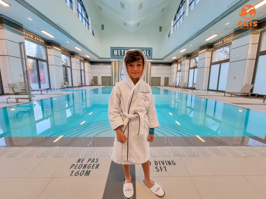 Disney’s Hotel New York The Art of Marvel é o mais novo QG dos Vingadores! 16 - Cris Pelo Mundo Metro Pool piscina no Disney Hotel New York art Of Marvel hotel do Homem Aranha vingadores em Paris