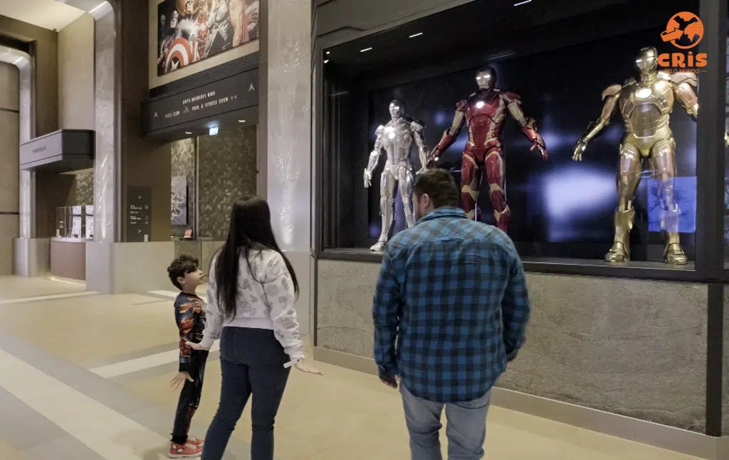 Disney’s Hotel New York The Art of Marvel é o mais novo QG dos Vingadores! 2 - Cris Pelo Mundo hall de entrada do disney hotel new york art of marvel hotel do homem aranha paris disneyland