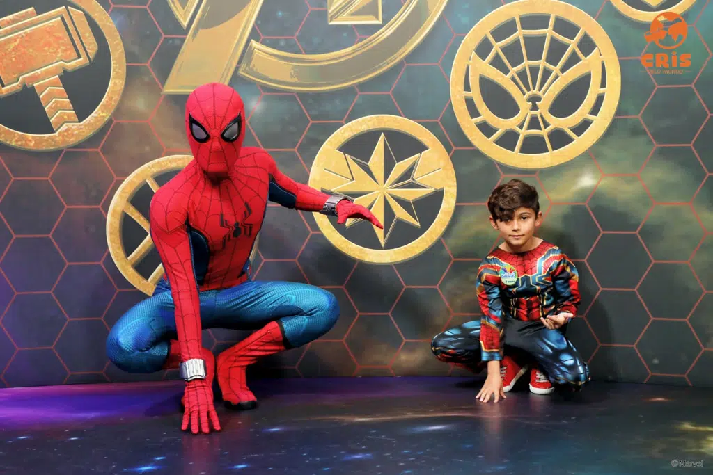 Disney’s Hotel New York The Art of Marvel é o mais novo QG dos Vingadores! 10 - Cris Pelo Mundo encontro com o homem aranha na estacao de super-herois do hotel new york disneyland paris Super Hero Station,
