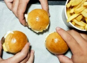 PLATO DE HAMBURGUESAS ANDY'S CRISSTILBEN CRISPELOMUNDO (1)