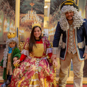 PALAIS DE SCHONBRUNN VIENNE AVEC DES ENFANTS VÊTEMENTS AUTRICHIENS